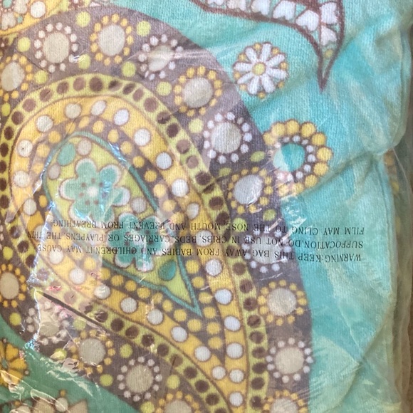 New Vera Bradley beach towel lemon parfait - Picture 3 of 3